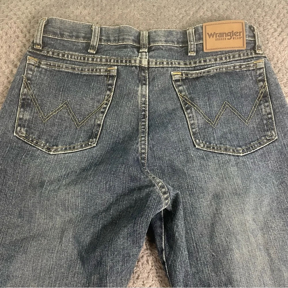 Wrangler‎ Rugged Wear Men’s Medium Wash Blue Jeans Straight Leg Size 34x30 Denim